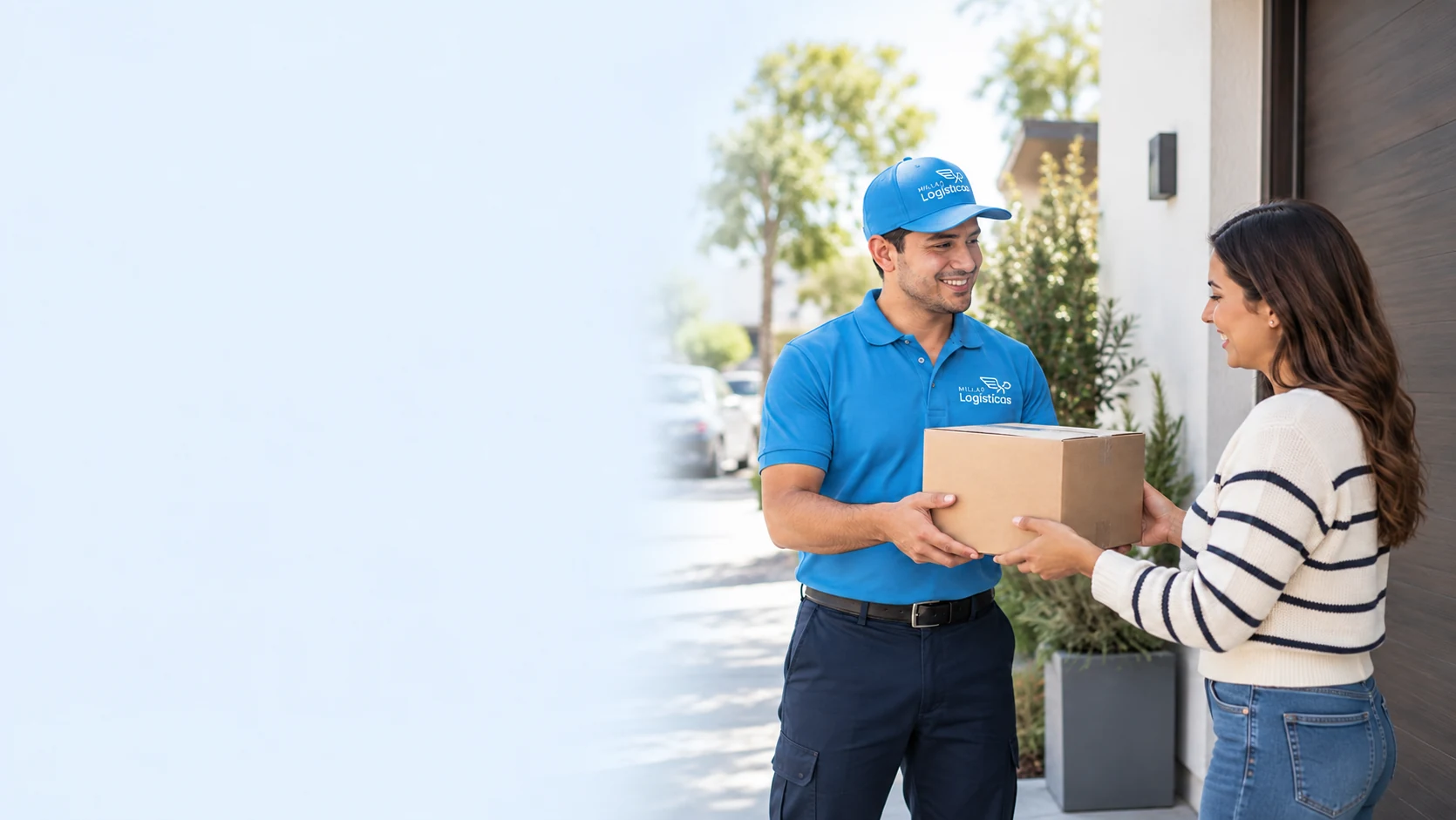 Repartidor de Millas Logísticas entrega un paquete a una cliente